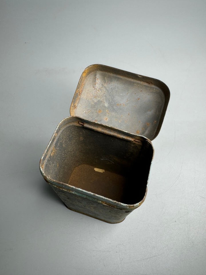 French antique rusty tin can collectible box Poivre kitchenware shelve