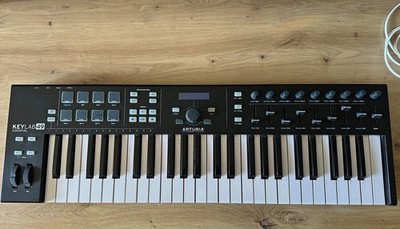 Arturia KeyLab 49 Essential Keyboard-Controller 49 Tasten Pads Fader Display