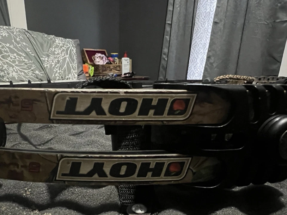 Hoyt Avenger Bow Right Hand with Case and Accessories and Arrow - Image 3 of 4