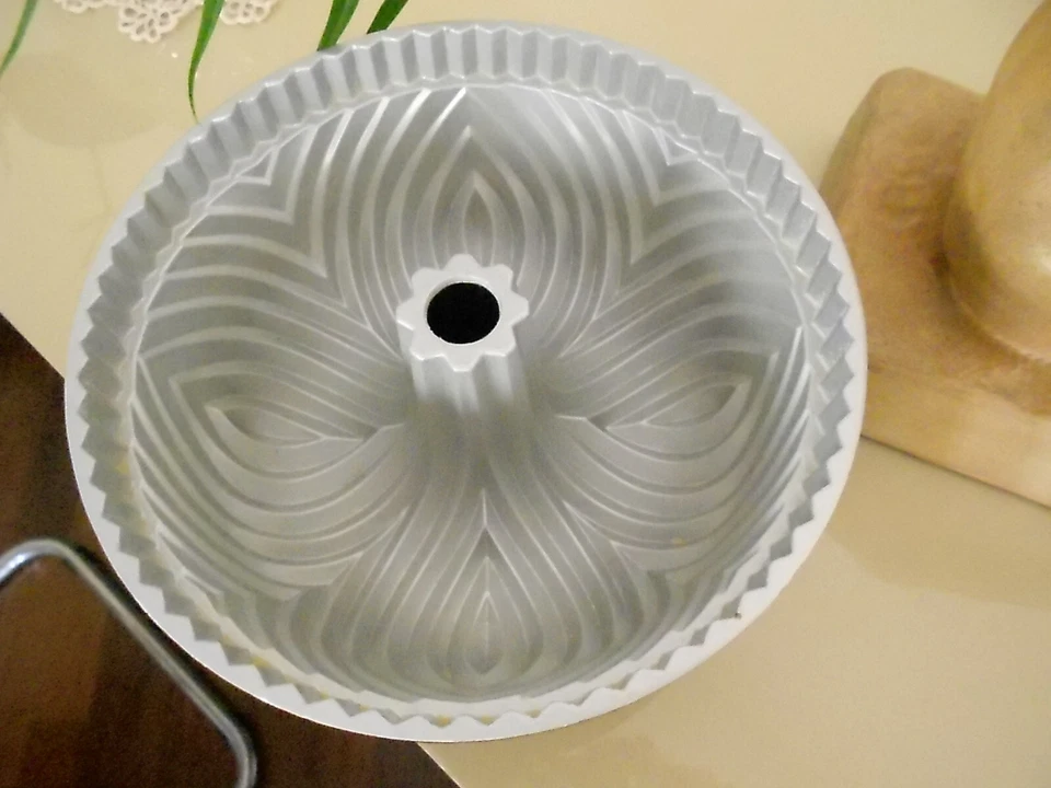 Nordic Ware 53624 Stampo Bavaria, Alluminio, Argento, 10 Cup Capacity - Immagine 3 di 4