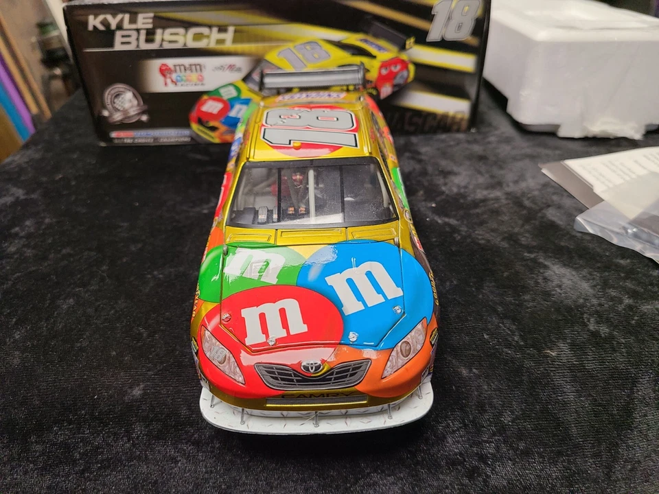 Toyota Camry Action 1:24 2008 Kyle Busch color líquido #18 M&M's ARC/4.306 Foto 3 de 4