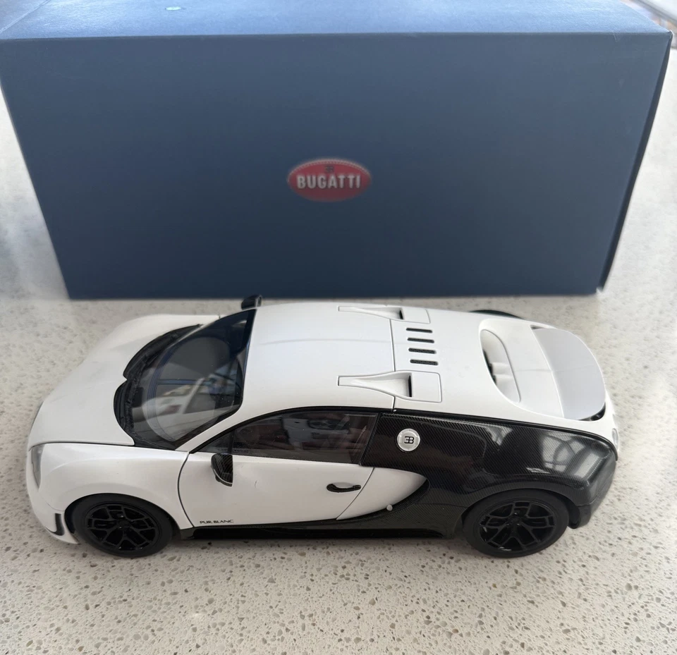 1/18 AutoArt  Bugatti Veyron Super Sport Pur Blanc Edition  70933  - Image 2 of 4