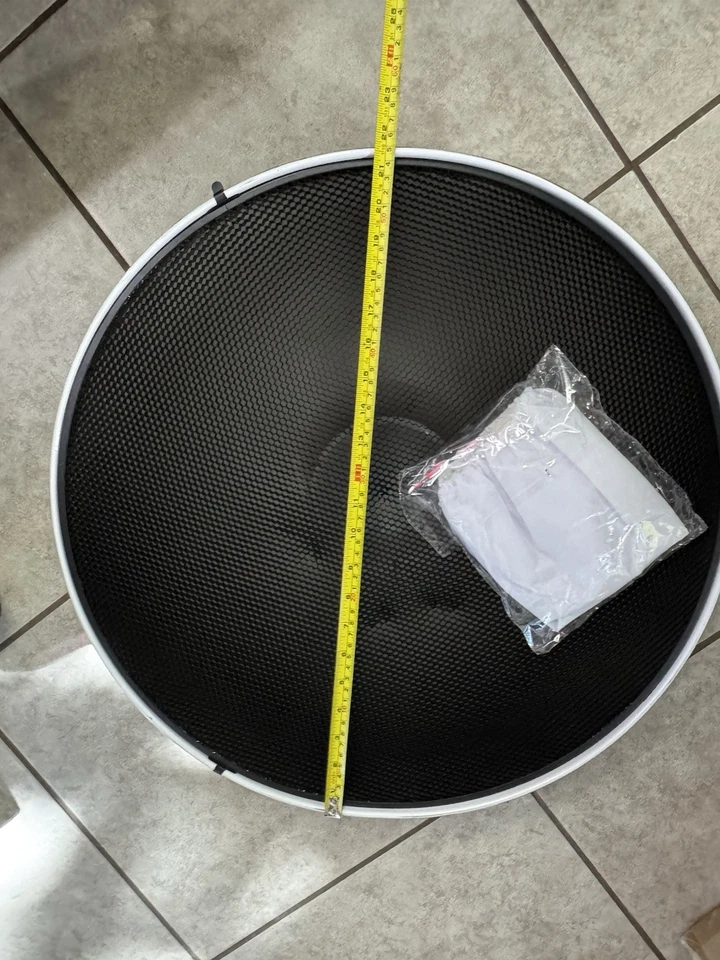 Beauty dish 21.5” with Honeycomb Grid, Diffuser And Speed light Mount - Image 3 of 4