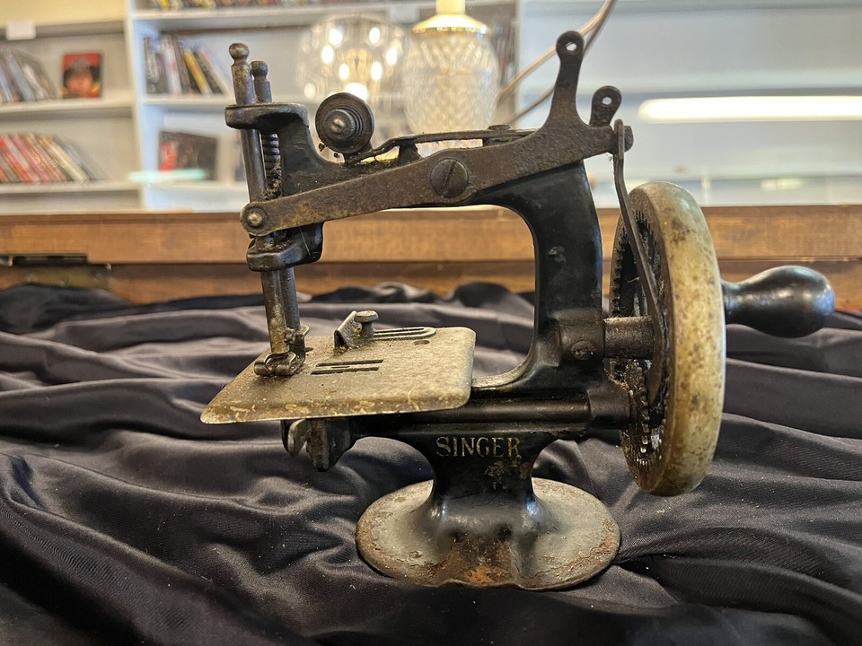 COLLECTIBLE VINTAGE CHILDS WOOD HANDLED CAST IRON SINGER SEWING MACHINE