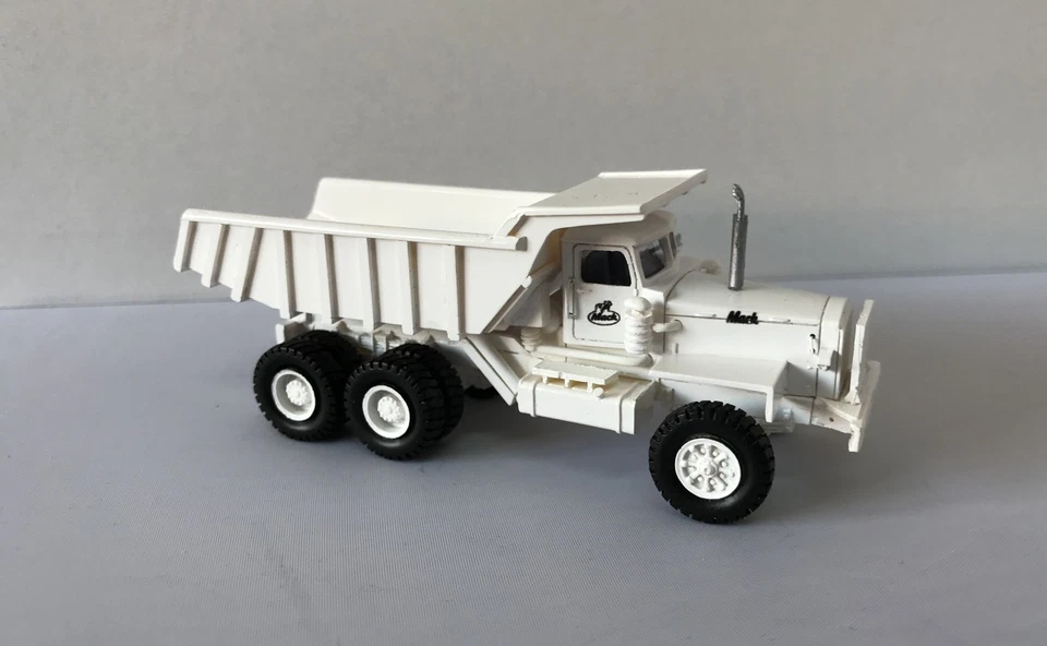 BLANCO HO 1/87 MACK LRVSW 6x4 34 toneladas - Modelo de resina listo para usar Foto 2 de 4