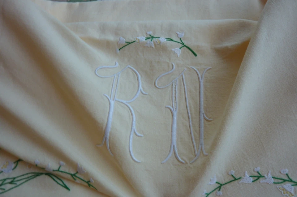 Drap vintage jamais utilisé bouquet de muguet jour 215 par 298 - Photo 2/4