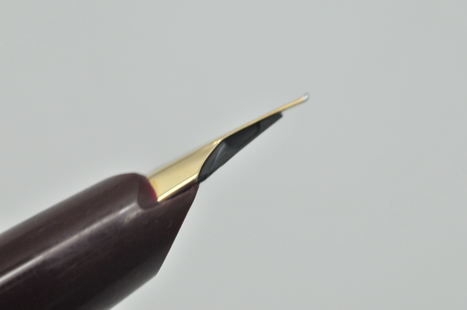 Vintage Montblanc 221 Fountain Pen 14K Fine Nib Borgundy Very Good+ W10010