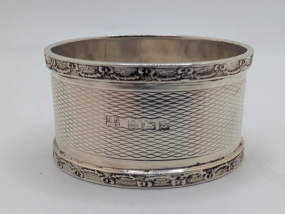 Anillo servilletero inglés vintage de plata de ley "M" o "W" grabado inicial d. 1940 Foto 3 de 4