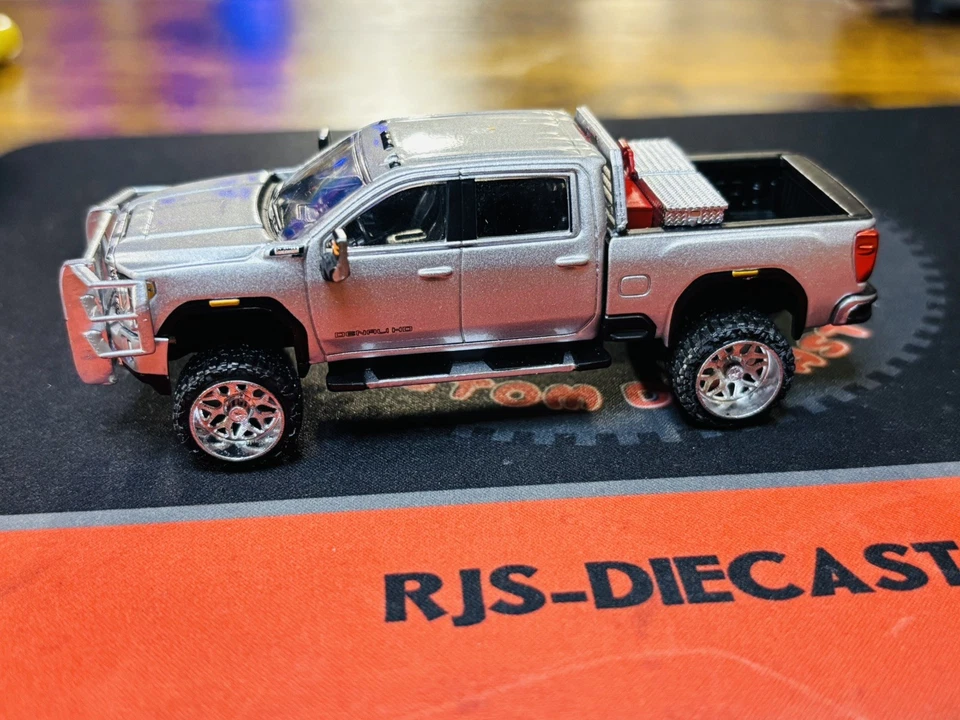 GMC Sierra 2022 Greenlight plateado/64 personalizado Foto 3 de 4