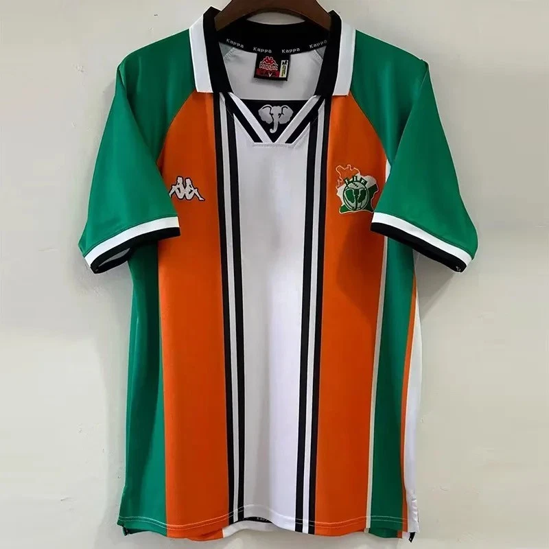 DEVOILE LES NOUVEAUX MAILLOTS DU FC VERSAILLES