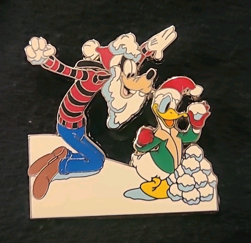 DISNEY PIN WDW DISNEY 2005 Spectacle of Pins Goofy & Donald Snowball Fight (F1)