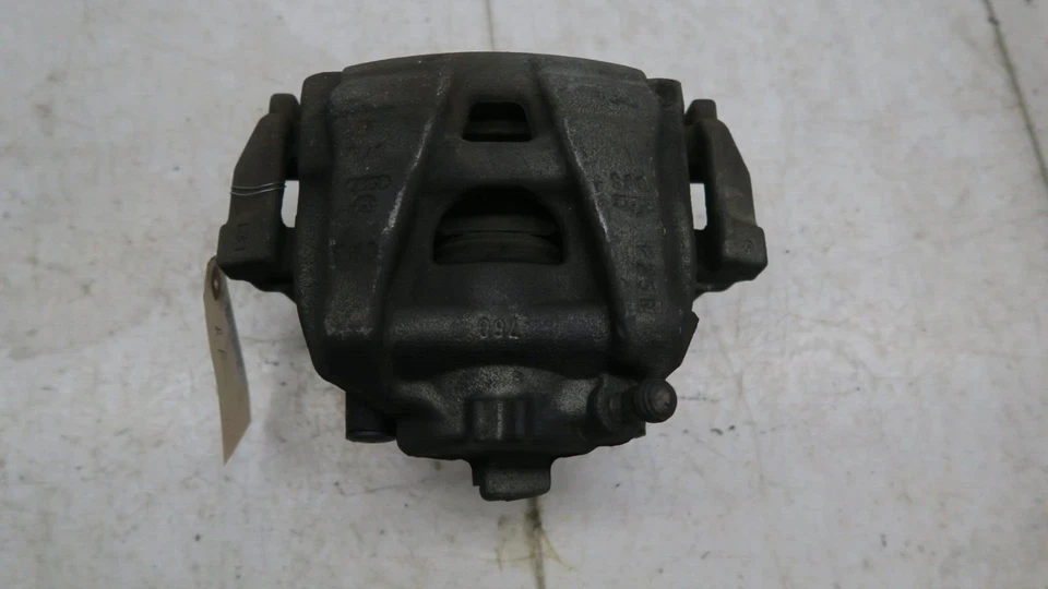 Pinza de freno del lado del pasajero delantero derecho Volkswagen Passat 2012-2015 OEM Foto 4 de 4