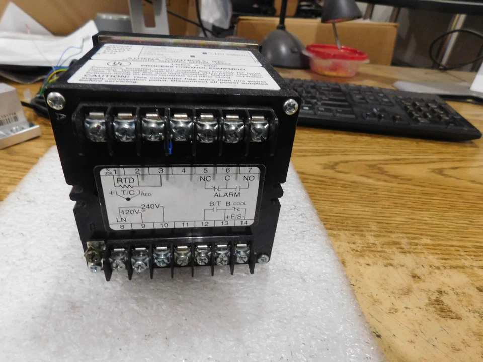 Athena Controls Model: 4000-B- Temperature Controller. .  0 - 500C   J - Image 2 of 3