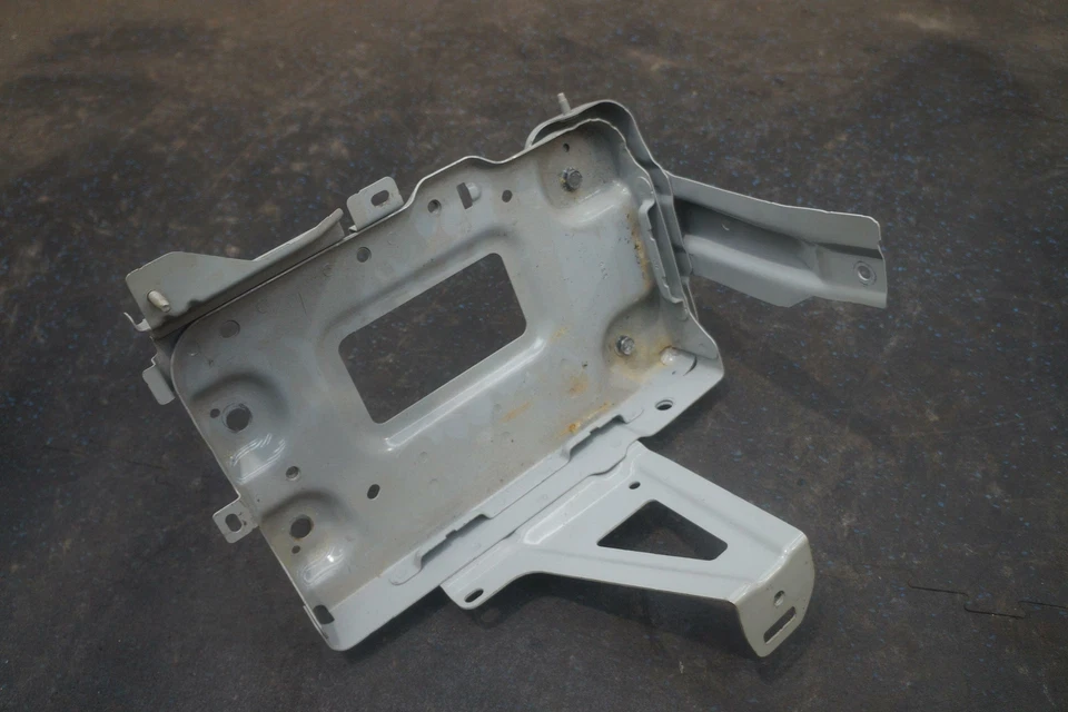 Soporte de montaje en bandeja de batería F48605NAMH OEM Infiniti QX50 2019-20 Foto 4 de 4