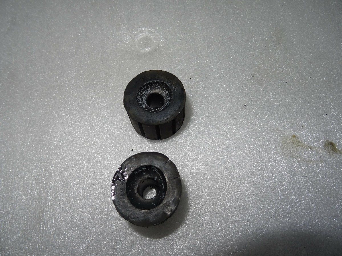 B. Honda VT 125 JC 29 Shadow Tank Grommets Tank Holder Tank Rubber