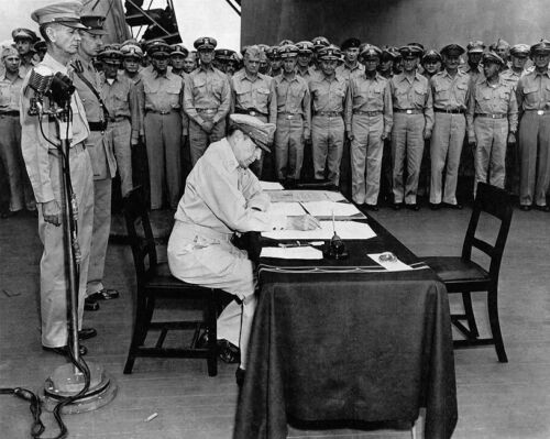 DOUGLAS MACARTHUR SIGNS JAPANESE SURRENDER 8x10 GLOSSY PHOTO PRINT - Foto 1 di 1