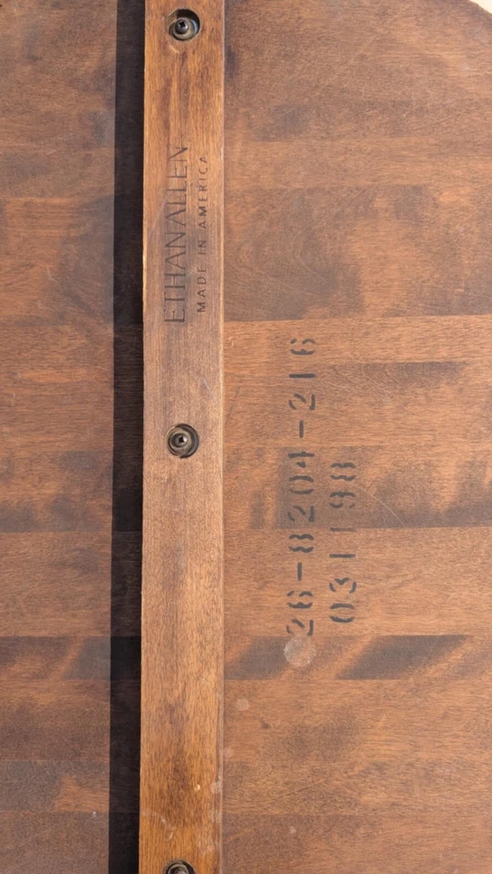 Beautiful Ethan Allen Country French Round End / Accent Table #26-8204 #216 (B) - Image 2 of 4