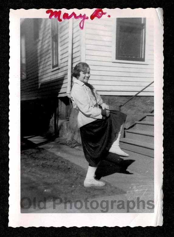 YOUNG LADY "MARY" MARCHING/HOLDING 1 LEG UP OLD/VINTAGE PHOTO- H364