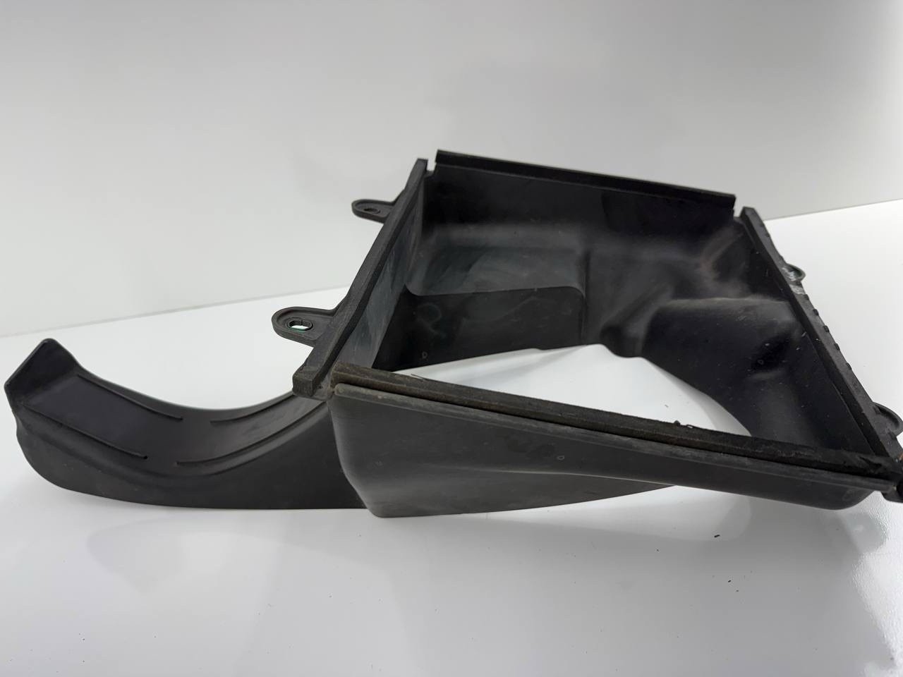 2014-2019 MASERATI GHIBLI FRONT RIGHT PASS SIDE INTERCOOLER AIR DUCT GUIDE 