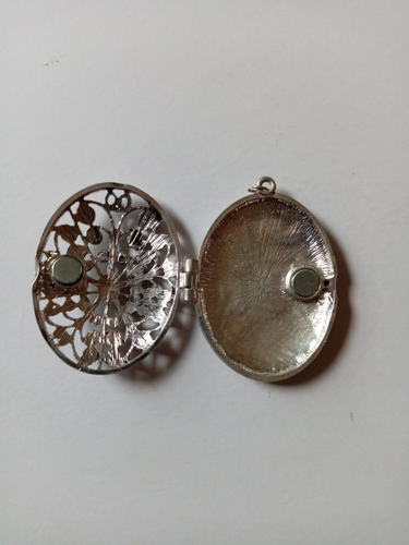 Large Filigree Locket Pendant with Magnetic Lock - Picture 3 of 3