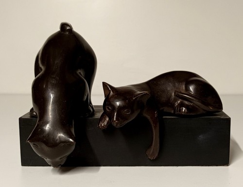 2 Neugierige Katzen Bronze auf Holzsockel Silēa
