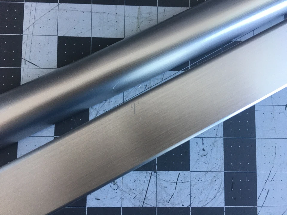 Conjunto de manija de puerta de refrigerador Kenmore LG (juego de 2) P# AED72952801 Foto 2 de 3