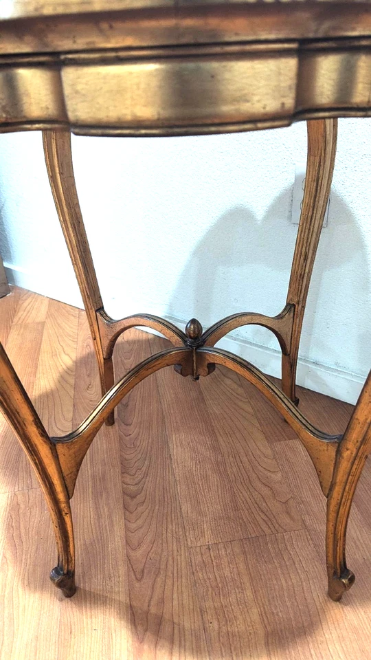 Mesa auxiliar antigua francesa estilo Luis XV pintada a mano Foto 3 de 4