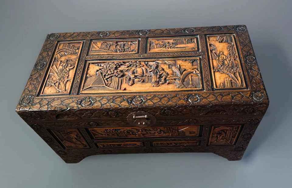 Старинный китайский камфорный деревянный сундук 35 дюймов ручной резьбы на ножках в стиле Мин, латунный замок - Изображение 2 из 4