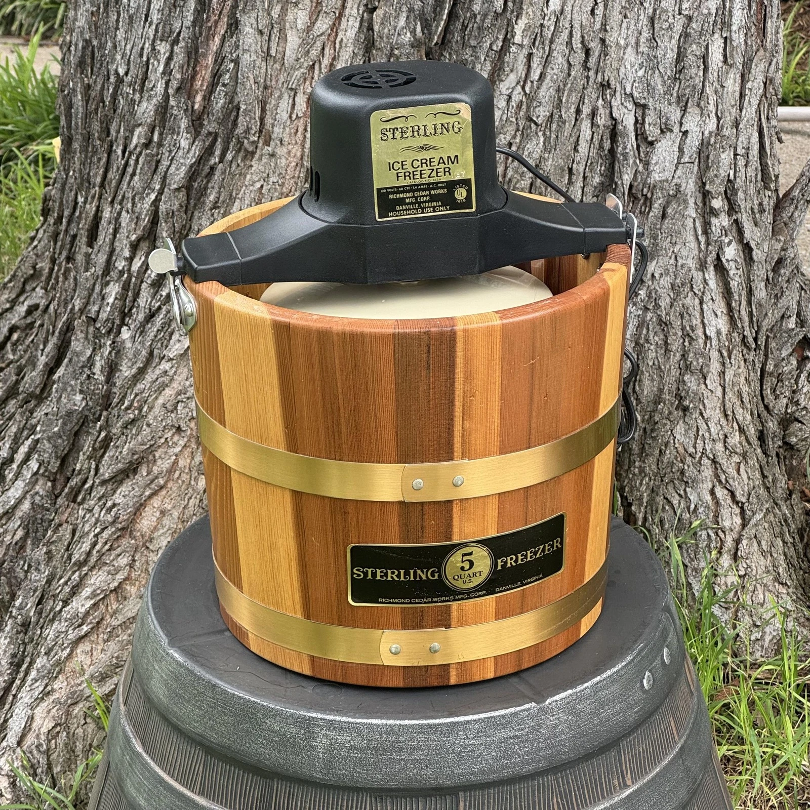 Vtg Sterling Ice Cream Freezer 165A 5 Quart Electric Wood Bucket Brown USA
Opens in a new window or
