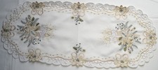 Weihnachtsdeckchen Läufer oval Weihnachten  66 x 27 cm creme grün gold bestickt
