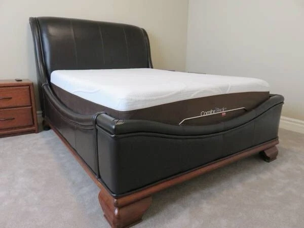 Cama trineo de cuero Stanley Carriage House, queen Foto 4 de 4