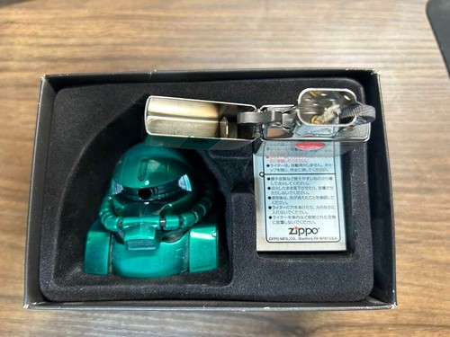 Zippo Gundam Zaku MS-06 tipo producción en masa encendedor y soporte de cabeza con caja sin usar - Imagen 3 de 19