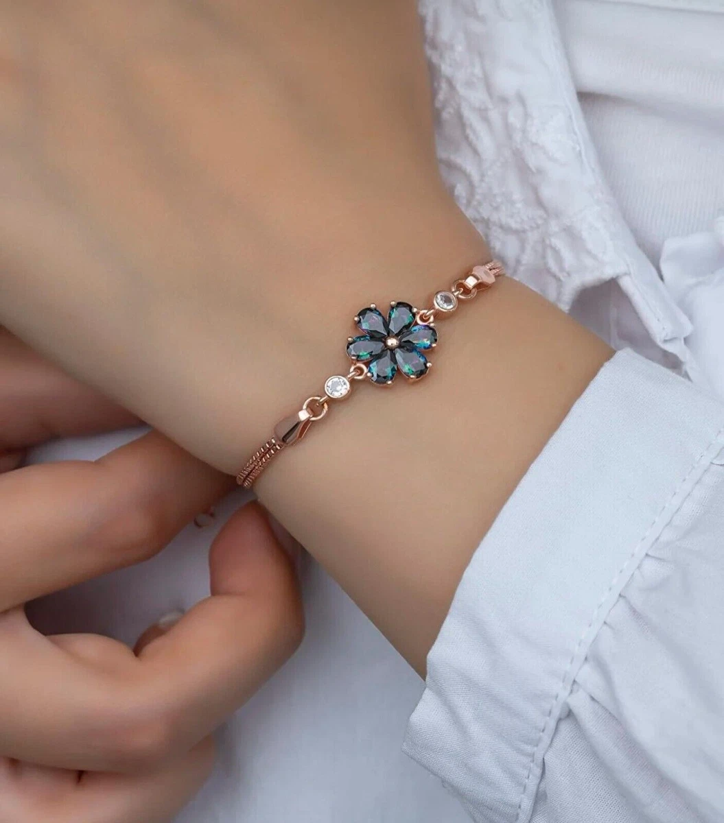 Flower outlet shape bracelet