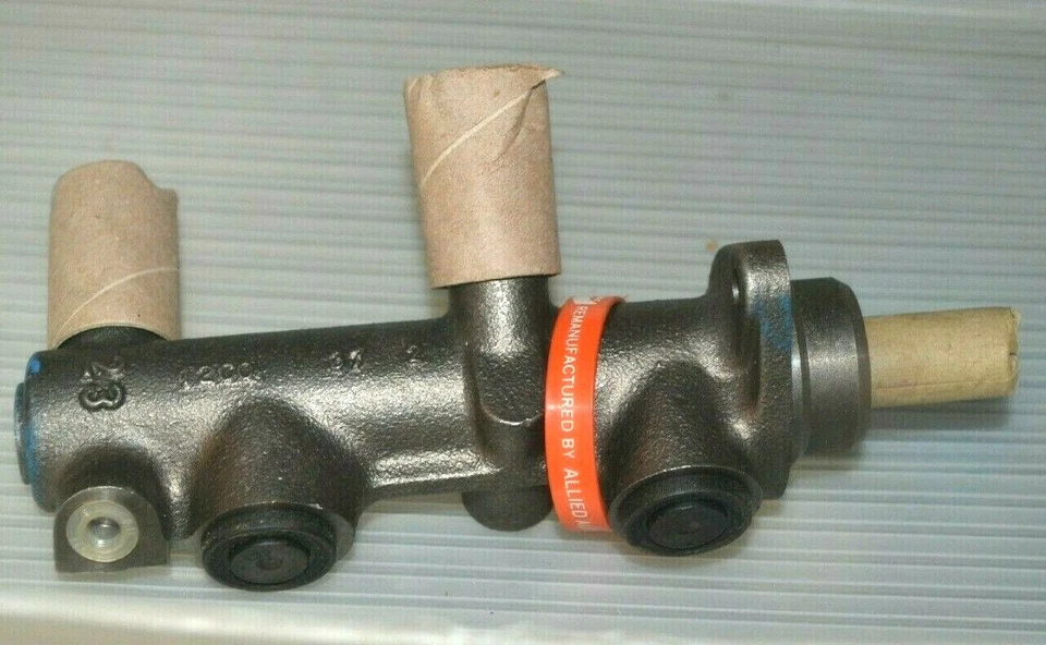Master Cylinder VOLVO 144 VOLVO 145 164 Girling W/BRAKE SWITCHES MADE IN GERMANY - Image 3 of 3