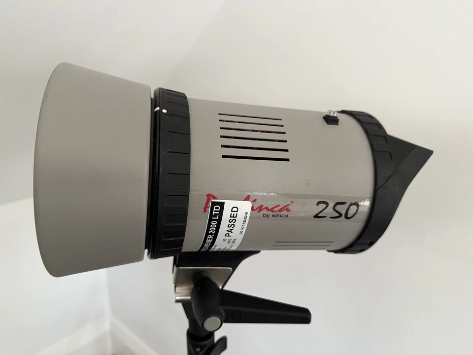 Prolinca 250 Two Head Studio Flash Lighting Kit - Image 3 of 4