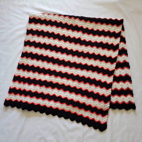Couverture poids lourd tricotée ondulée noire, blanche et rouge gothique alternative - Photo 1 sur 3