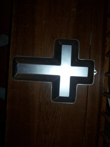 Wilton CROSS Cake Pan - Picture 2 of 11