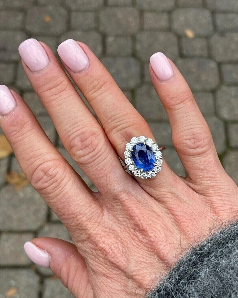 Anel de noivado de ouro branco sólido 14K com safira natural e diamante corte oval 4,39 quilates - Imagem 2 de 4