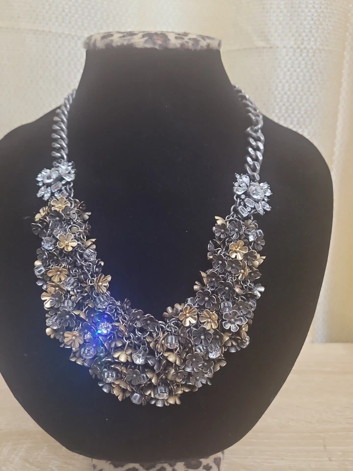 Collar J.Crew Otoño Tono Plata y Oro Floral Cristal Embellecido Distintivo Foto 3 de 4