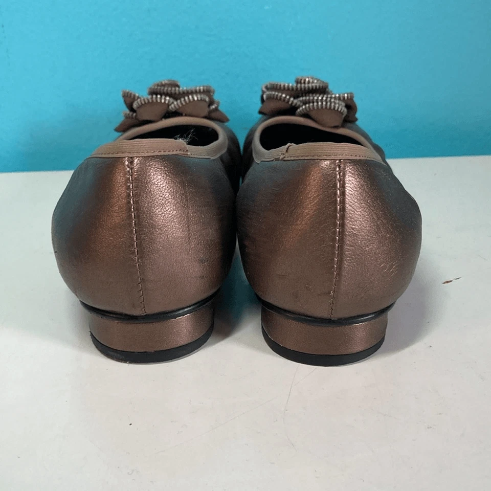 Fitzwell Marrón Metálico Pisos 39 Mujer Talla 8.5 WW Sin Cordones y Decoración Floral Foto 3 de 4
