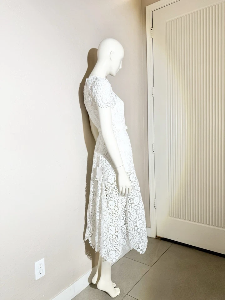 Vestido Autorretrato Angélico Encaje Ajuste y Acampanado en Blanco Puro Foto 4 de 4