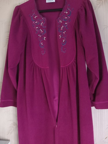 VTG Vanity Fair Robe Women’s Medium Purple Long Velour Embroidered Zip Pockets - Picture 7 of 7