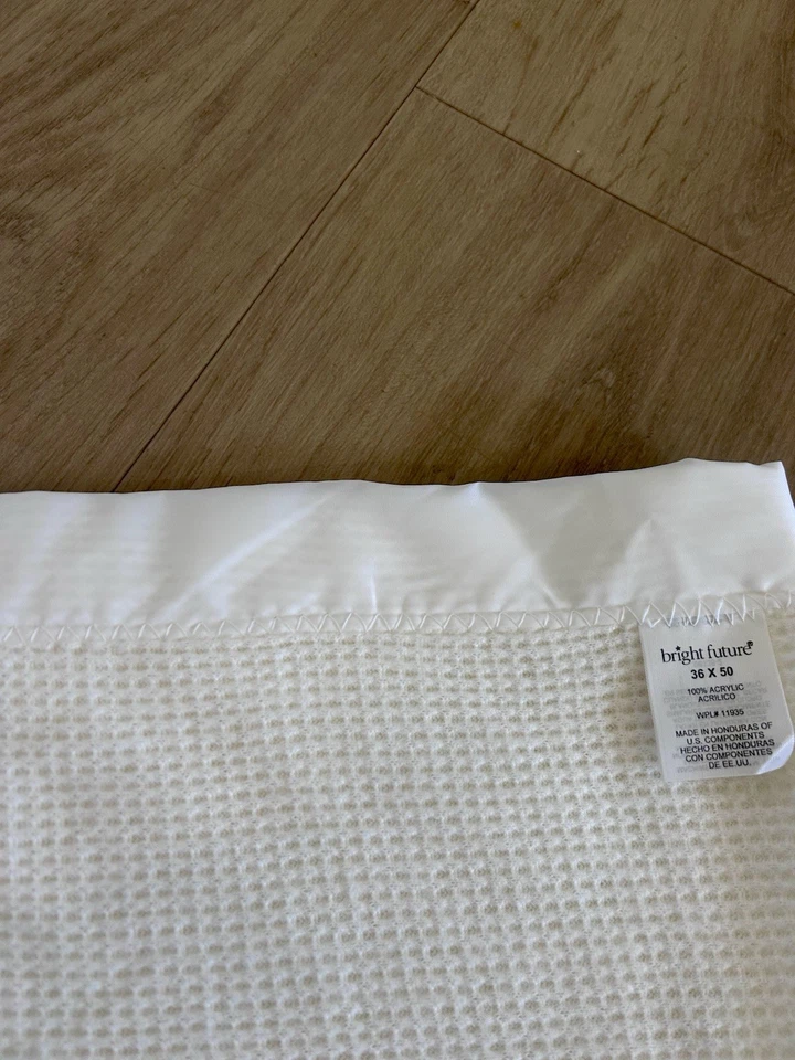 Manta de bebé vintage Bright Future Baby Morgan 100 % acrílico tejido gofre blanco Foto 3 de 4