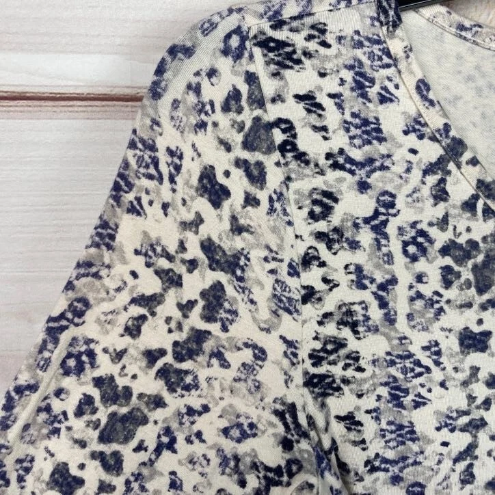 Top CAbi para mujer XS estampado de piel de serpiente manga 3/4 envolvente sintética cuello en V tejido calce ajustado Foto 4 de 4