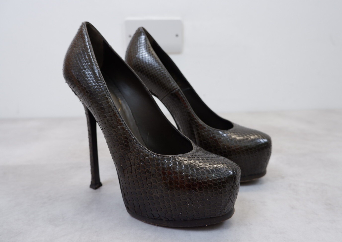 YSL Yves Saint Laurent Court Tribute tacchi alti taglia UK 7 EU 40 marrone serpente