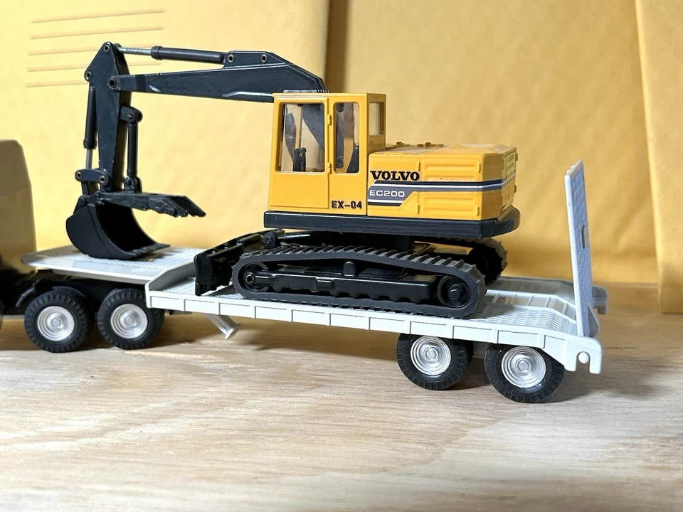 Joal 1/50 Scale Transport Truck & Equipment Trailer with Custom Volvo Excavator! - Image 4 of 4