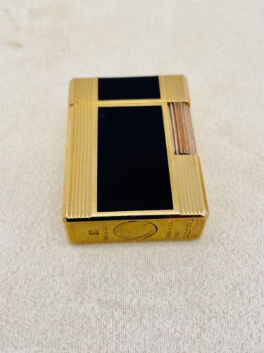 Briquet "Dupont" plaqué or avec email noir - Photo 1/1