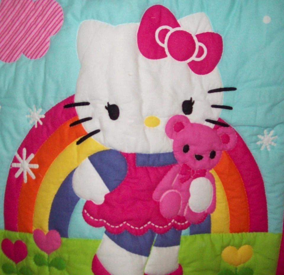 MANTA BEBÉ ACOLCHADA A MANO/COLGANTE DE PARED EN COLORES BRILLANTES Y TEMA HELLO KITTY Foto 3 de 4