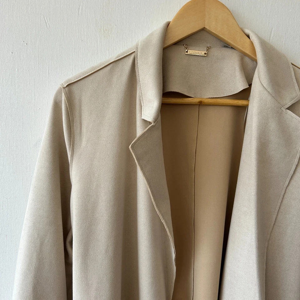 Trench coat feminino Tahari couro sintético M creme retrô Y2K bolsos de camurça com cinto - Imagem 2 de 4