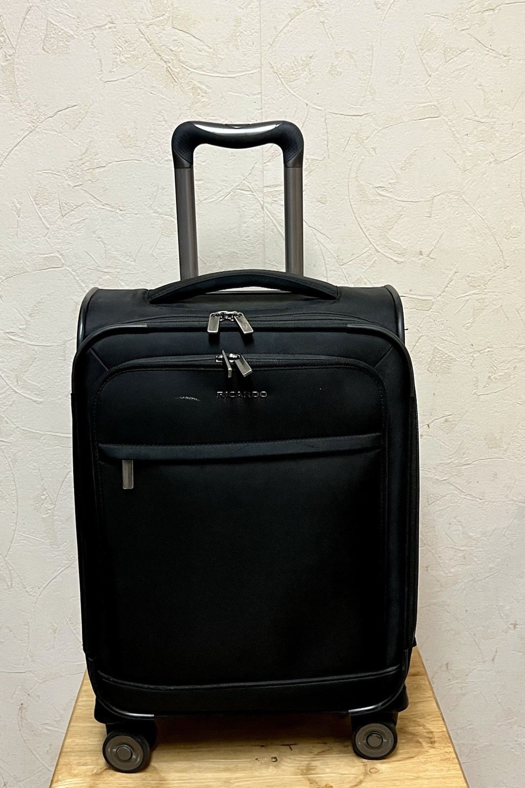 21” Ricardo of Beverly Hills Big South Hand Spinner Luggage. Carry On 